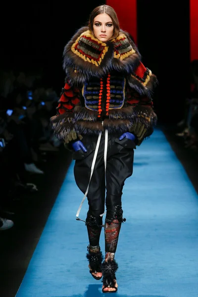 Look 24